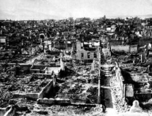 Dans leurs retraites l'armée grecque appliqua la politique de la terre brûlée. Alaşehi, comme de nombreuses autres villes, fut incendiée, une partie de ses habitants massacrés le 4 septembre 1922. La Croix-Rouge internationale diligentera une commission d'enquête sur ces crimes de guerre.