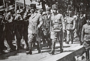 Mustafa Kemal et İsmet Pasha (Inönü), suivis par le colonel Sarroux et le député Franklin Bouillon, inspectent une unité turque peu avant la reconquête d'Eskişehir j au début de juin 1921, ...alors que les Français étaient toujours alliés avec les forces d'occupation !
