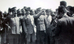 Mustafa Kemal Atatürk discutant d'un projet de mémorial au "soldat inconnu" à Dumlupinar avec le Maréchal Fevzi Çakmak, Kazım Karabekir Pacha et Kemalettin Sami Pacha - 30 août 1924