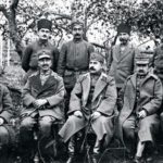 Prisonniers de guerre au camp d'internement de Kırşehir. De gauche à droite: Colonel Dimitrios Dimaras (commandant de la 4ème division), le Général Nikolaos Trikoupis (commandant du 1er Corps, le Colonel Adnan ou Kemaleddin Sami, le General Kimon Digenis (commandant du 2ème Corps) et le Lieutenant Emin.