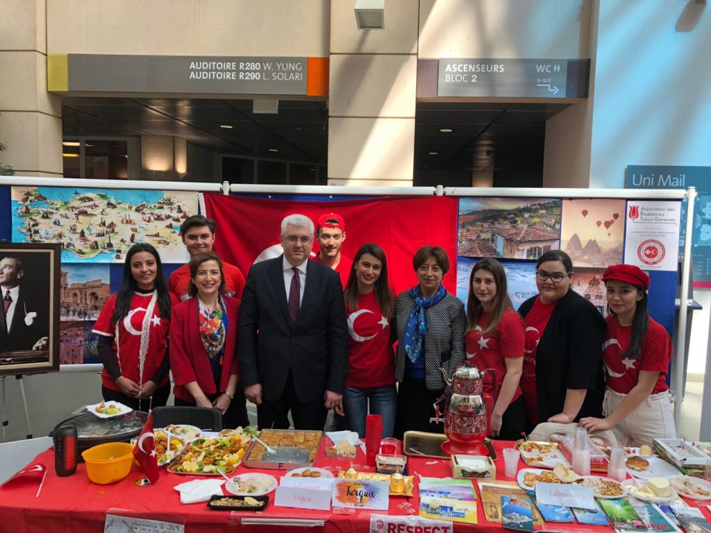 Le stand de l'AETG - visite de M. Mehmet Sait Uyanık, Consul général de Turquie à Genève, entouré par Mme Mediha Kaya, Vice-consule et Mme Begüm Atay, Consule - Global Village, édition 2019
