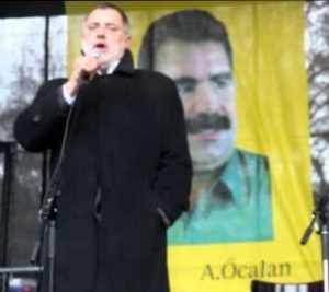 Carlo Sommaruga s'exprimant lors d'une manifestation en soutien au groupe terroriste PKK