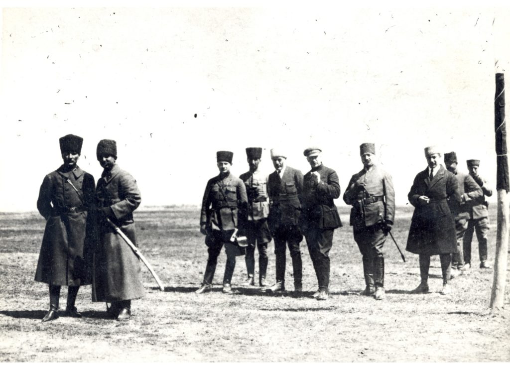 Mustafa Kemal Atatürk, Ismet (Inönü) Pacha (1er & 2e à partir de la gauche) et Aralov (au centre en casquette) lors des maneuvre militaires d'Ilgın - 01.04.1922